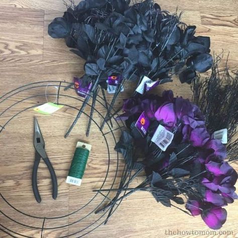 Halloween Wreath Diy Easy, Halloween Mesh Wreaths, Dollar Tree Halloween, Diy Halloween Wreath, Easy Diy Wreaths, Dollar Store Halloween, Diy Halloween Decor, Adornos Halloween, Halloween Porch Decorations