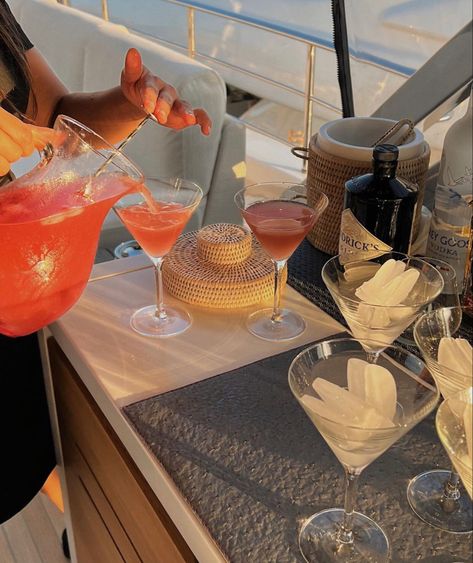 Yacht Summer, Summer Drink Cocktails, Party Boat, Instagram Decor, Nature Style, Drinks Cocktails, Boat Party, Art Interior, Luxury Event