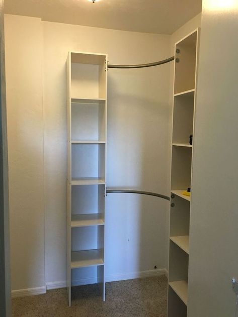 Triangle Closet Ideas, Small Corner Closet, Corner Closet Shelves, Ideas Habitacion, Corner Closet Organizer, Small Master Closet, Apartment Closet Organization, Ideas Armario, Small Closet Storage