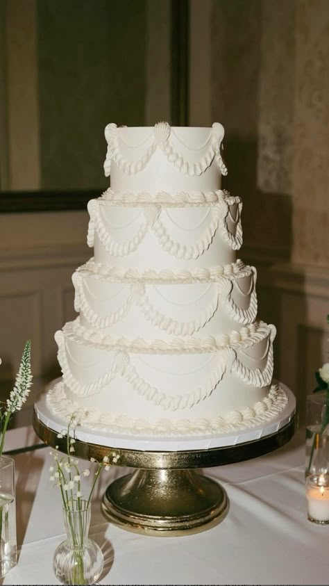 White wedding cake; 4 tiers Wedding Cakes For 200 Guests, Traditional 3 Tier Wedding Cake, 3 Tier Wedding Cake No Flowers, White Wedding Cake 4 Tier, Wedding Cake 120 People, 4 Tier Cake Wedding, Extra Wedding Cake, Elegant White And Green Wedding Cake, 5 Tiered Wedding Cake