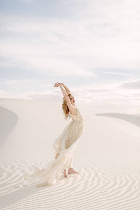 Ethereal & enchanting bridal inspiration in White Sands, New Mexico via Magnolia Rouge White Sand Dunes Photoshoot, White Sands Maternity Shoot, White Sands New Mexico Photoshoot, Dubai Dunes, White Sands Photoshoot, Sand Dunes Photoshoot, White Sands New Mexico, White Photoshoot, Carol Hannah