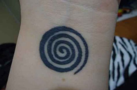 Significado de las espirales celtas en un tatuaje - http://www.tatuantes.com/significado-de-las-espirales-celtas-en-un-tatuaje/ Spiral Tattoo, Spiral Tattoos, Tatuaje A Color, Spiritual Tattoos, Tattoo Feminina, Dream Tattoos, Dope Tattoos, Skin Art, Piercing Tattoo