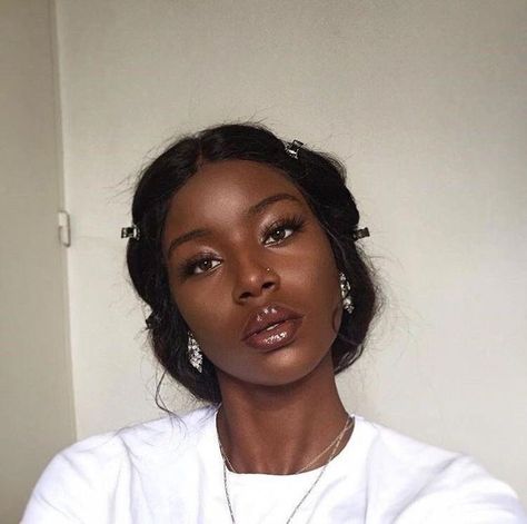 femme fatale on Twitter: "… " Lala Makeup, Model Tips, Black Umbrella, Dark Skin Beauty, Make Up Looks, Dark Skin Makeup, Looks Black, Black Power, Girls Makeup