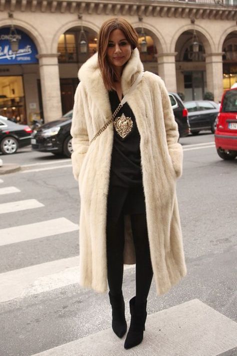 9aa42b31882ec039965f3c4923ce901bdesc44176163ri Christine Centenera Style, Simple Black Outfits, Christine Centenera, White Fur Coat, Coat Trends, Faux Fur Coats, Mink Coat, Moda Chic, Coat Outfit