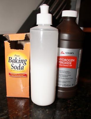 Fill a spray bottle with hydrogen peroxide and 1/2 handful of baking soda.  Shake it up and spray on carpet stains, upholstery stains, and clothing stains.  pinner said, "I've used it for years and it works better than anything else." Homemade Oxiclean, Diy Lavanderia, Diy Laundry Soap, Shake It Up, Diy Laundry, Homemade Cleaning Products, Diy Cleaners, Cleaning Recipes, Laundry Soap