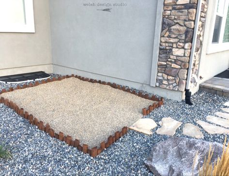 Diy Dog Potty Area, Wood Landscape Edging, Outdoor Dog Area, Patio Yard Ideas, Dog Potty Area, Dog Friendly Backyard, Pea Gravel Patio, Concrete Patios, Gravel Patio