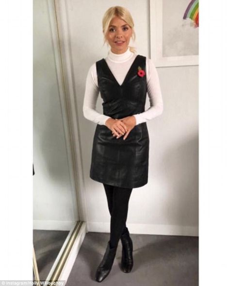 Workwear Ideas, Holly Willoughby Style, Workwear Winter, Leather Dress Outfit, Holly Willoughby Outfits, Dress Design Ideas, Black Leather Dress, Winter Street, Black Leather Dresses