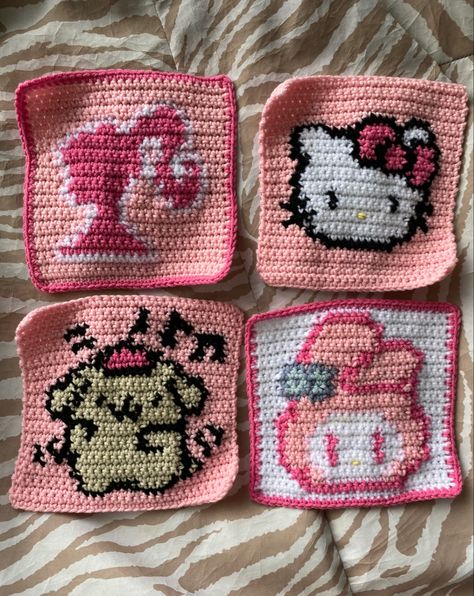 Hello Kitty Crochet Graph, Hello Kitty Pixel Crochet, Sanrio Tapestry Crochet, Hello Kitty Granny Square Pattern, Crochet Keyboard Mat, Goth Crochet Ideas, Crochet Icons, Sanrio Pixel Art, Icons Sanrio