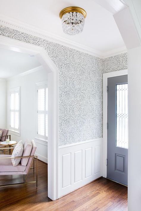 This designer's work is one part preppy and pretty, and one part stylishly sophisticated. Foyer Wallpaper, Wallpapered Entryway, White Wainscoting, Hallway Wallpaper, Famous Interior Designers, Dining Room Wallpaper, 90s Wallpaper, Wallpaper Accent Wall, Wallpaper Accent