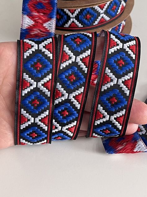 Très joli galon à motif géométrique,bleu blanc rouge, ruban brodé jacquard 25 mm de largeur, vendu par 10 mètres. idéal pour customiser toutes sortes de créations. lavage recommandé à 30 degrés avec un programme délicat. Folk Style Multicolor Geometric Embroidered Fabric