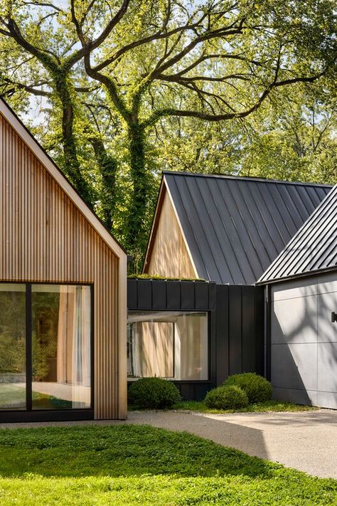 Briarcliff Residence / Iannuzzi Studio | ArchDaily Modern Gable Roof House, Gable Architecture, Rainscreen Facade, Types Of Cladding, Gabled Roof, Gable House, Structural Insulated Panels, Alpine Style, Studios Architecture