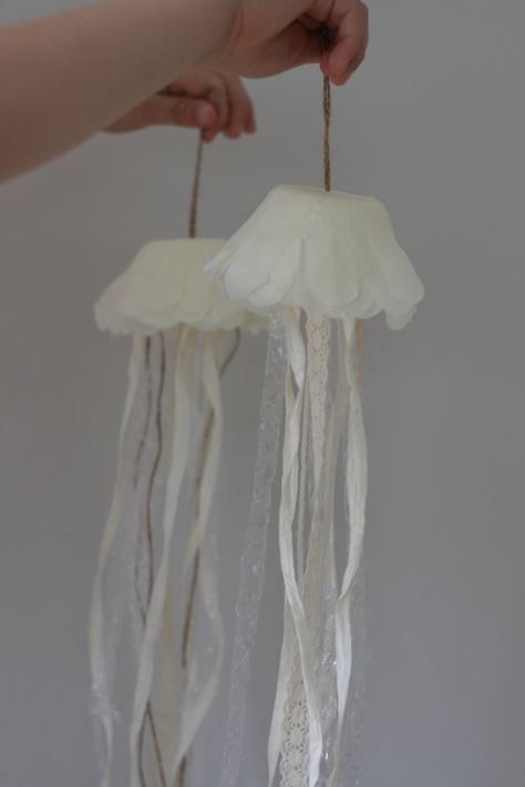 Crepe paper jellyfish craft decoration Crepe Paper Jellyfish, 3d Jellyfish Craft, Paper Jellyfish Craft, Jellyfish Paper Craft, Cardboard Jellyfish, Paper Mache Sea Creatures, Jellyfish Project, Diy Jellyfish Decoration, Jellyfish Mobile