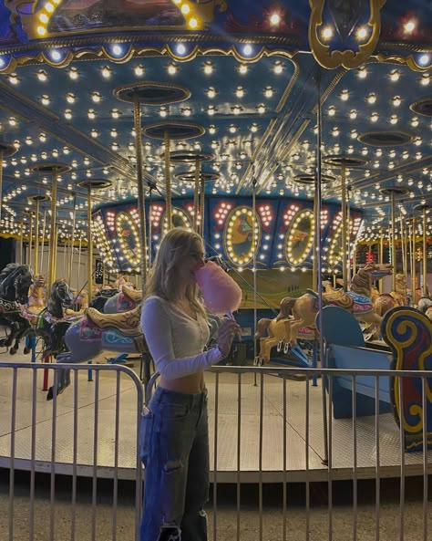 Fair Outfit Ideas Carnival Aesthetic, Fair Photos Aesthetic, Amusement Park Pose Ideas, Carnival Aesthetic Pictures, Jessie's Girl Aesthetic, Carnival Photo Ideas, Carnival Instagram Pictures, Cute Fair Pics, Fair Photo Ideas