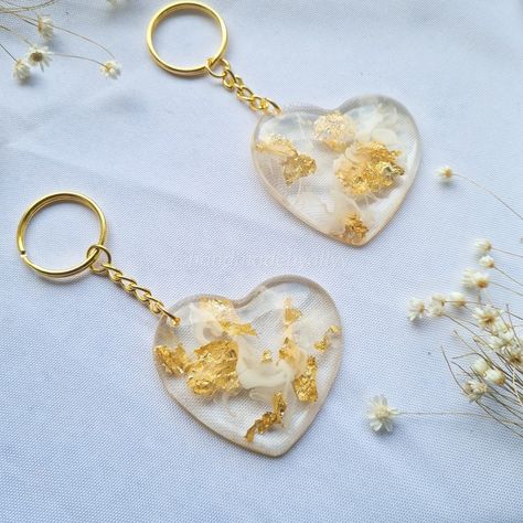 Raisin Keychain Ideas, Keychain Resin Ideas, Uv Resin Keychain, Earring Display Diy, Heart Resin Keychain, Bff Valentines, Resin Heart Keychain, Diy Resin Phone Case, Ribbon Flowers Diy