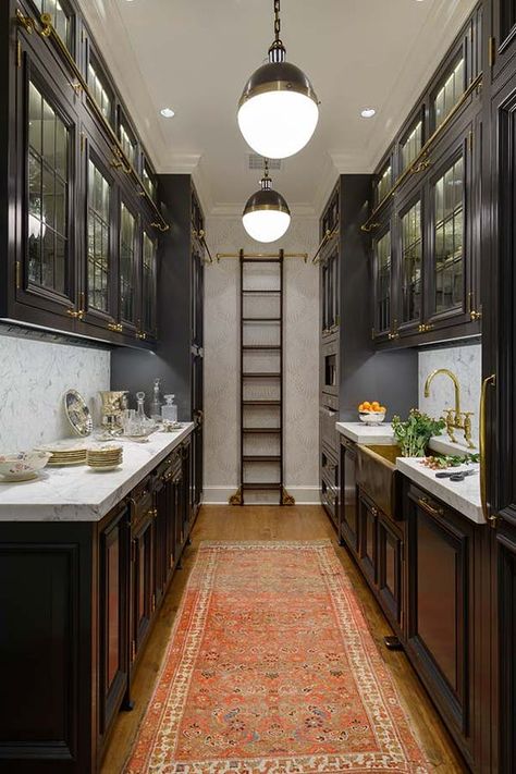 13 Gorgeous Small Kitchen Ideas to Pin Immediately #purewow #kitchen #decor #home #renovation Cocina Shabby Chic, Model Dapur, Galley Kitchen Design, Kitchen Ikea, Galley Kitchen Remodel, Galley Style Kitchen, Galley Kitchens, Narrow Kitchen, Kabinet Dapur