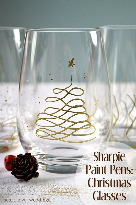 Use silver and gold Sharpie paint pens to make our Christmas glasses this holiday season! Perfect as a hostess gift, to serve champagne or dessert in! Gold Sharpie, Sharpie Paint Pens, Fancy Glasses, Sharpie Crafts, Nice Glasses, Diy Sharpie, Christmas Glasses, Glass Diy, Christmas Crafting