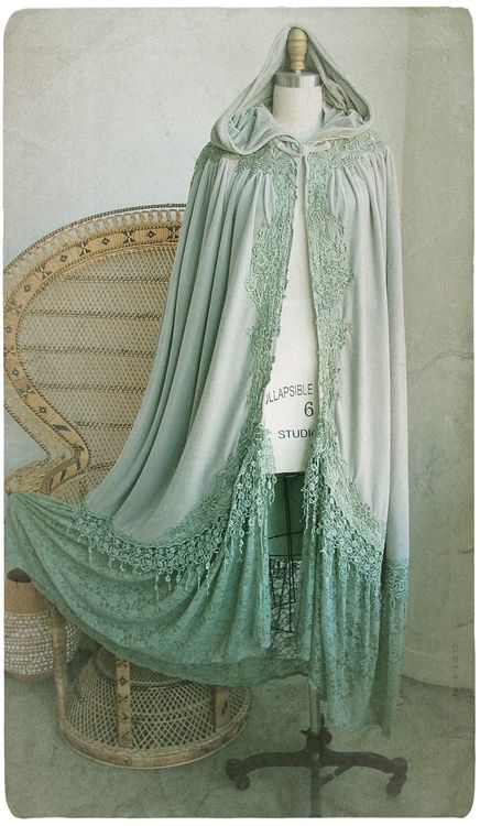 Shawl Medieval Dress, Fantasy Costumes, Moda Vintage, Fantasy Clothing, Fantasy Fashion, Historical Fashion, Cloak, Costume Design, A Dress