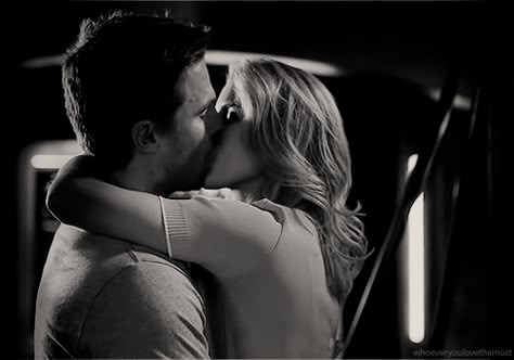 I am happy to see You — #Oliver and Felicity kissing #i missed this Oliver And Felicity Kiss, Passionate Kiss Gif, Calin Gif, Romantic Kiss Gif, Hot Love Quotes, Kiss Gif, Oliver And Felicity, Romantic Couple Kissing, Good Night Love Images