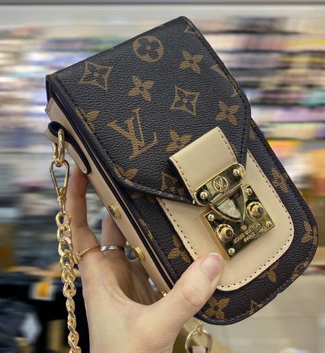 Designer Crossbody Wallets: 👜 Get the Look with Designer Crossbody Wallets! ✨👛 Louis Vuitton Phone Case, Crossbody Phone Purse, Crossbody Phone Bag, Buy Louis Vuitton, Cell Phone Purse, Barbie Life, Lv Handbags, Lv Monogram, Phone Purse