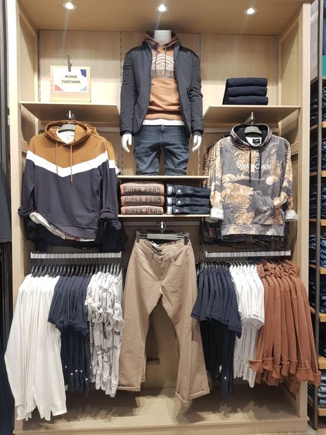 Men Clothing Store Design Ideas, Small Clothing Store Interior Design, Men's Clothing Store Design, Denim Display, Visual Merchandising Fashion, Mens Winter Fashion Outfits, Clothing Store Displays, Retail Store Display, Fashion Displays