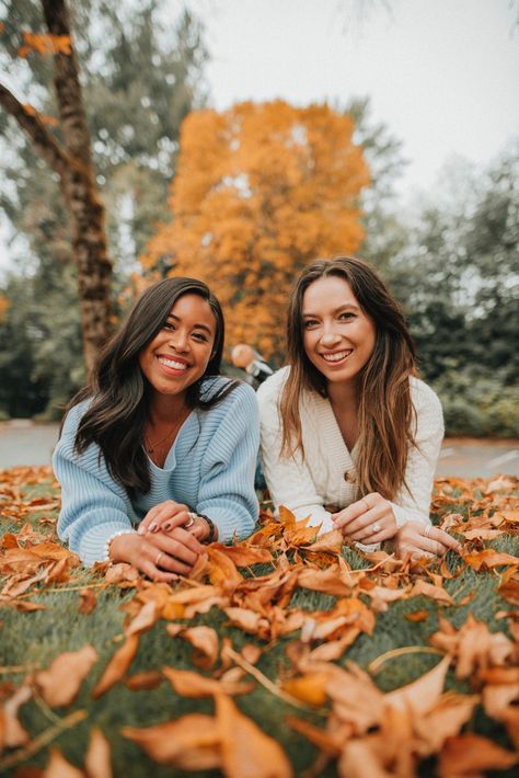 autumn photo ideas with your best friends - best friend photos - - friend Instagram posing ideas for fall - autumn photos with friends - copyright @emmasedition - www.emmasedition.com Best Friend Session, Portret Feminin, Sisters Photoshoot Poses, Fall Friends, Friendship Photos, Sister Poses, Lifestyle Photoshoot, Friendship Photoshoot, Sisters Photoshoot