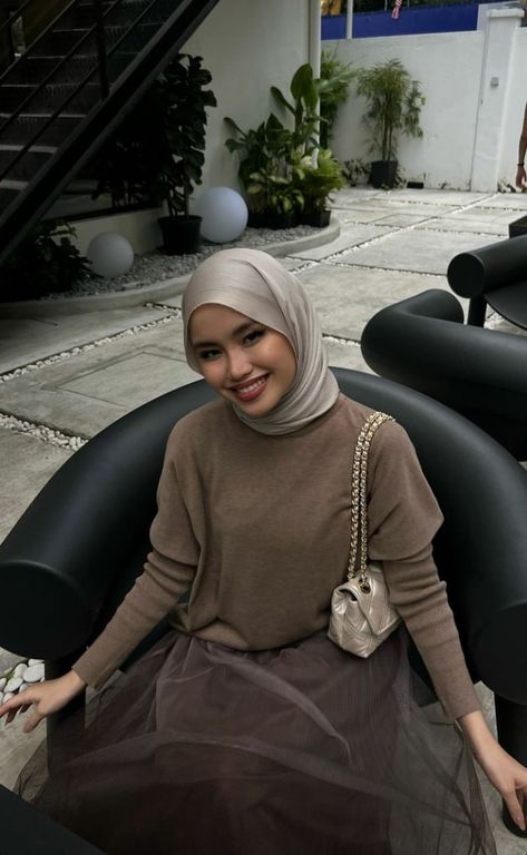 Hijab Fits, Hanging Daybed, Soft Feminine Outfits, Japan Fashion Street, Hijabi Fits, Money Girl, Money Outfit, Modern Hijab Fashion, London Look