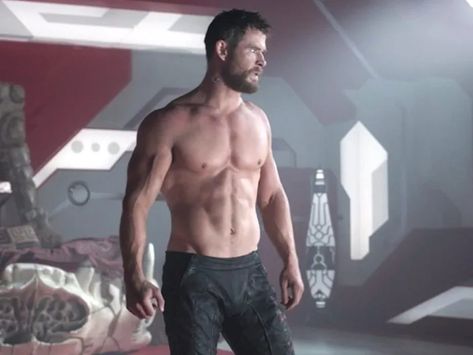 Chris Hemsworth Workout, Chris Hemsworth Shirtless, V Cut Abs, Chris Evans Funny, Workout Man, Workout Plan For Men, Mia Wasikowska, Kelly Slater, Chris Hemsworth Thor