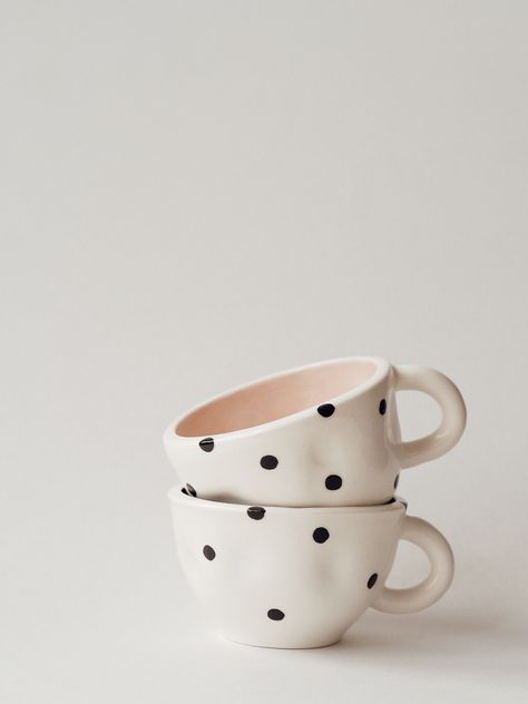 Polka Dot Ceramics, Pottery Painting Ideas Dots, Pottery Painting Dots, Easy Ceramics Ideas, Easy Pottery Painting Ideas, Ceramic Cafe, Ceramics Pottery Mugs, Pottery Lessons, Pottery Painting Designs