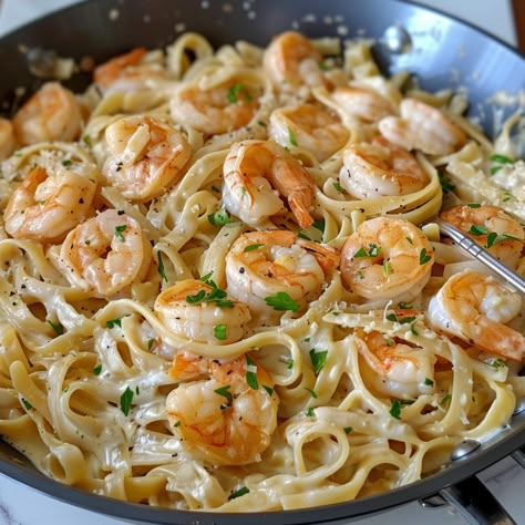 Cooking One Pan Shrimp Fettuccine Alfredo for Beginners One Pan Shrimp Pasta, One Pot Shrimp Alfredo, Fedachinni Alfredo, Bunco Appetizers, Shrimp And Broccoli Alfredo, Shrimp Fettucini, Cajun Shrimp Fettuccine Alfredo, Seafood Linguini, Pasta Craving