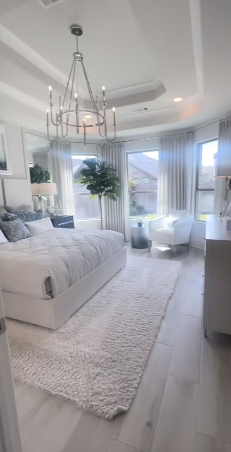 Modern House Decor Bedroom, Bloxburg Bedroom Decor, First House Aesthetic, Modern House Bedroom, Dream Bedroom Luxury, Room Decor Ideas Diy, Huge Bedrooms, Casa Clean, Luxury Room Bedroom