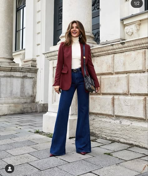 Outfit Jeans Flare, Styling Flare Jeans, Burgundy Blazer Outfit, Zara Looks, Looks Jeans, Blue Jean Outfits, Burgundy Blazer, Outfit Ideas For Church, Flattering Jeans