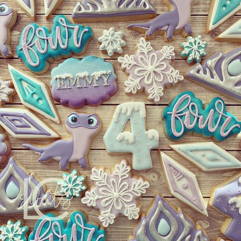 Lydia Carter on Instagram: “Fear can’t be trusted. #lcsweets #icequeen #frozen #snowflake” Frozen Birthday Party Food, Diy Sugar Cookies, Frozen Birthday Party Cake, Frozen Decorations, Disney Frozen Birthday Party, Frozen Birthday Theme, Frozen Snowflake, Disney Cookies, Disney Frozen Birthday