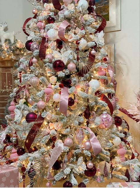 Brown And Pink Christmas Tree, Pink And Maroon Christmas Tree, Pink And Brown Christmas Decorations, Burgundy And Pink Christmas Decor, Burgundy And Blush Christmas Tree, Mauve Christmas Decor, Burgundy And Pink Christmas Tree, Pink And Burgundy Christmas Tree, Rose Gold And Burgundy Christmas Tree