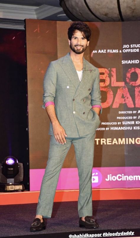 Shahid Kapoor Suit, Slim Fit Suit Men, Handsome Celebrities, John Wesley, Shahid Kapoor, Paparazzi Photos, Suit Men, Mens Fashion Casual Outfits, Slim Fit Suit