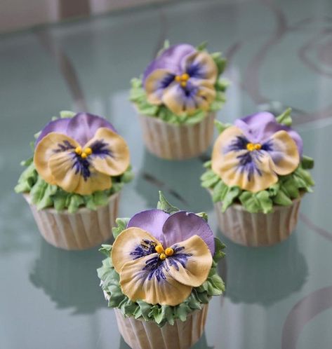 Pansy cupcakes Tea Cup Cupcakes, Flower Cake Decorations, Floral Cupcakes, Cupcake Bouquet, Love Cupcakes, Flower Cupcakes, Wedding Cake Inspiration, Take The Cake, Pastry Cake