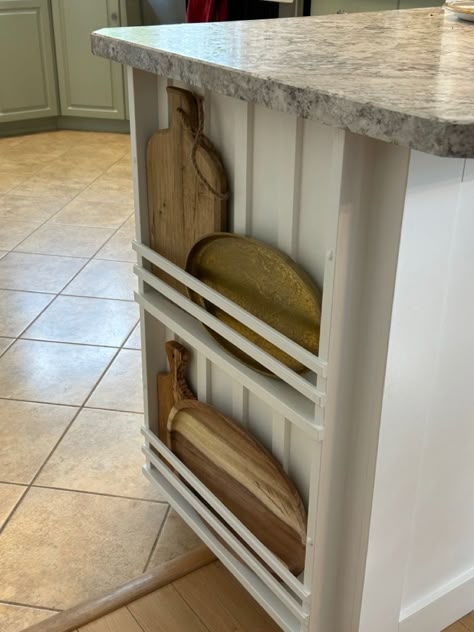 End Of Cabinets Ideas, Kitchen Chopping Board Storage, Kitchen Storage Shelf Ideas, Chopping Board Storage Ideas, End Cabinet Shelves, End Of Island Ideas, Farmhouse Kitchen Organization Ideas, Kitchen Shelf Storage Ideas, End Cabinet Ideas Kitchen