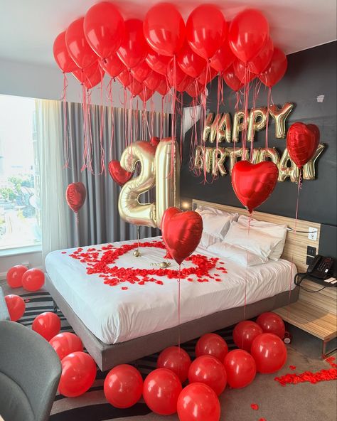 Birthday,anniversary or romantic ideas? Beautiful hotel balloons for her✨ Made ready from office and positioned straight to your room. All done before your arrival 🎈🎉 Arrange a surprise setup for your loved with us in less than 5 minutes. Simple steps to book 👇 ➡️ DM us ➡️ Note where you’ll be staying ➡️ Attach an image of the what you’re after & Leave the rest with us! We work across London and outside surrounding areas📍 Next day delivery available 🎉 • • #hoteldecor #hotelball... Room Birthday Decoration Surprise, Birthday Room Surprise, Hotel Room Decoration, Birthday Surprises For Her, Hotel Birthday Parties, Romantic Room Surprise, Suprise Birthday, Romantic Room Decoration, Surprise Birthday Decorations