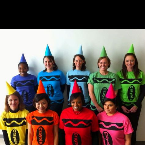 Homemade Crayola shirts! Crayola Family Costume, Pantone Costume, Crayola Costume, Crayon Halloween Costume, Teacher Halloween Costumes Group, Halloween Crayons, Crayon Costume, Halloween Costumes For Work, Teacher Halloween Costumes