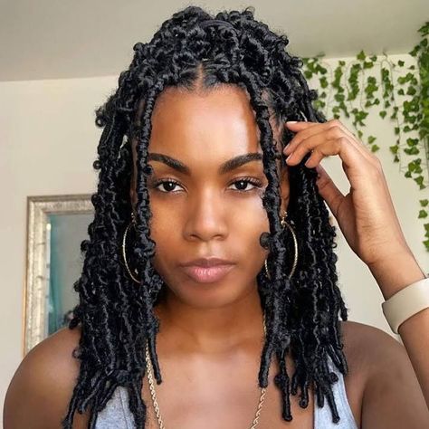 Not to Be Dramatic, but We're Absolutely in Love With These Bohemian Box Braid Styles Valentines Hairstyles, Butterfly Locs, Faux Locs Hairstyles, Dreads Styles, Twist Braid Hairstyles, Short Braids, Town Center, Girls Hairstyles Braids, Penteado Cabelo Curto