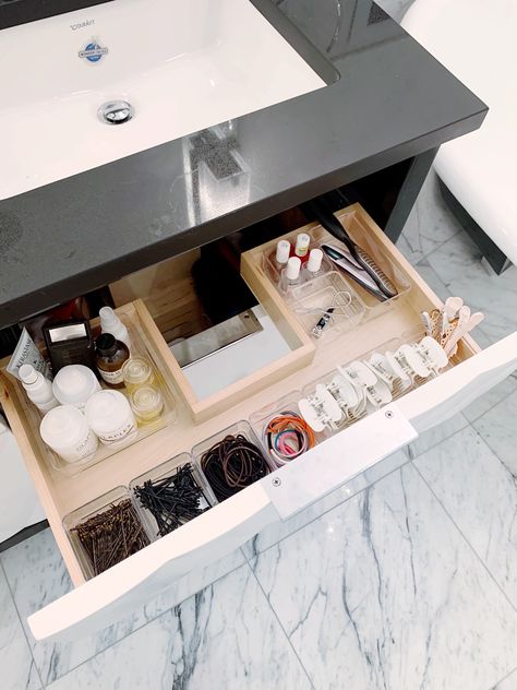 Bathroom Wall Shelf Skincare, Bathroom Organisation Drawer, Hair Items Organization, Guest Bathroom Drawer Organization, Bathroom Organization Ideas Countertops, Deep Bathroom Drawer Organization, Skincare Drawer, Bathroom Drawer Organizer, Bathroom Toiletries Organization