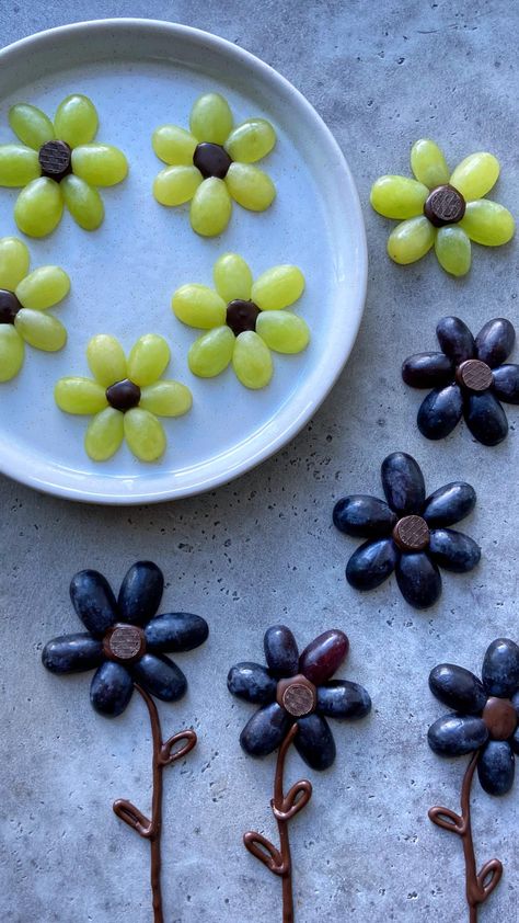 Try these COOL as a CUCUMBER, CHERRY TOMATO and MOZZARELLA FLOWERS🥒🍅🌷 Just spinkle over a little sea salt, some olive oil and balsamic… | Instagram post from Sine (@foodbites) Mozzarella Appetizers, Deco Fruit, Amazing Food Platters, Cool As A Cucumber, Dried Fruit Snacks, Food Art For Kids, Creative Snacks, Amazing Food Decoration, Amazing Food Art