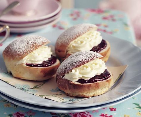 We've gone old-school with sweet bun filled with cream and raspberry jam. Get ready for a wave of nostalgia. Cream Buns, Bun Recipes, Cream Bun, Recipes With Ingredients, Aussie Food, Puff Recipe, Sweet Buns, Australian Food, Bread Bun