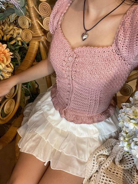 Designed by@by.redbean🫰🏻 Obsession level: off the charts❤️‍🔥This crochet milkmaid top in the prettiest nude pink is everything I’ve ever dreamed of🥺!!! The design is a burst of cuteness and I can’t get enough of it😩🫶🏻 I paired it with a layered-ruffle white skirt to create a whimsical summer look🤍 Ella just made a perfect pattern which offers so many options for specific steps – from the delicate lacework to playful touches✨ Crochet Milkmaid Top Pattern, Milkmaid Top Crochet, Cute Outfits Crochet, Crochet Milkmaid Top, Milkmaid Top Outfit, Crochet Whimsical, Shirt Crochet Pattern, Tulips Crochet, Crochet Ruffle Top