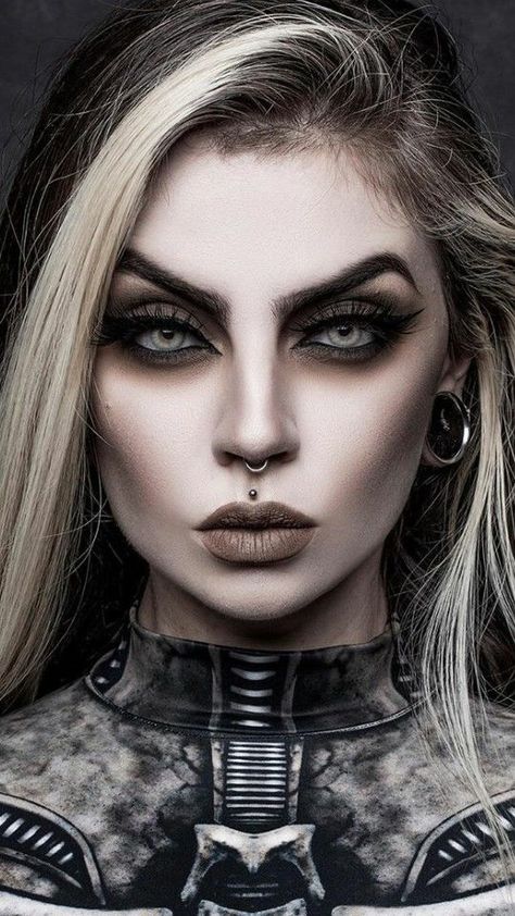 Pin on Rostros mujeres Extreme Make-up, Beatriz Mariano, Girl Face Tattoo, Vampire Makeup, Witch Makeup, Portrait Photography Women, Goth Women, Goth Beauty, Gothic Makeup