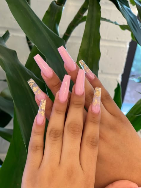 Good Foil Nail Designs, Pink And Gold Flake Nails, Pink Nails Gold Flakes, Pink Gold Foil Nails, Pink Nails With Gold Flakes, Nails With Gold Foil Flakes, Nail Designs With Foil, Nails With Foil Design, Acrylic Nails With Gold Foil