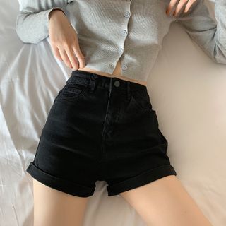 Buy Chisan High-Waist Denim Shorts at YesStyle.com! Quality products at remarkable prices. FREE Worldwide Shipping available! Outfits Short Women, Black Shorts Outfit, Retro Fashion Outfits, Estilo Harajuku, Vintage Clothing Stores, Y2k Aesthetic Outfits, Shorts Casual, Blue Jean Shorts, Soft Grunge