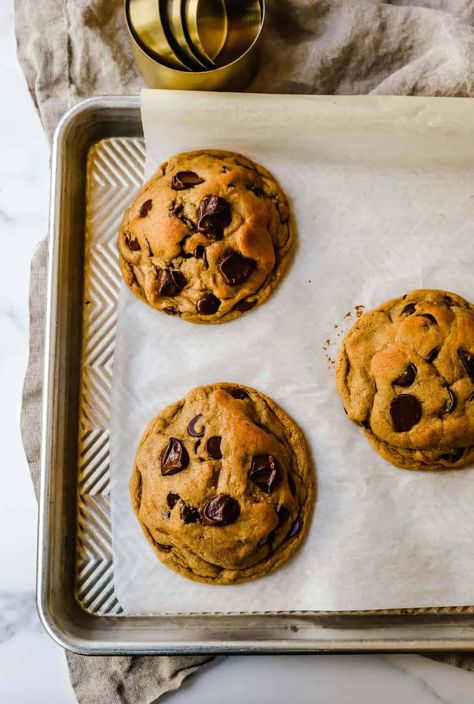 Soft, chewy Fall cookie with dark brown sugar, molasses, cinnamon, ginger, cloves, nutmeg, and chocolate chips for the perfect Autumn cookie. This is the perfect Fall spiced chocolate chip cookie recipe! Levain Cookies, Fall Cookie Recipes, Chocolate No Bake Cookies, Levain Bakery, Dark Brown Sugar, Spiced Chocolate, Pumpkin Chocolate Chip Cookies, Chocolate Chip Cookie Recipe, Molasses Cookies