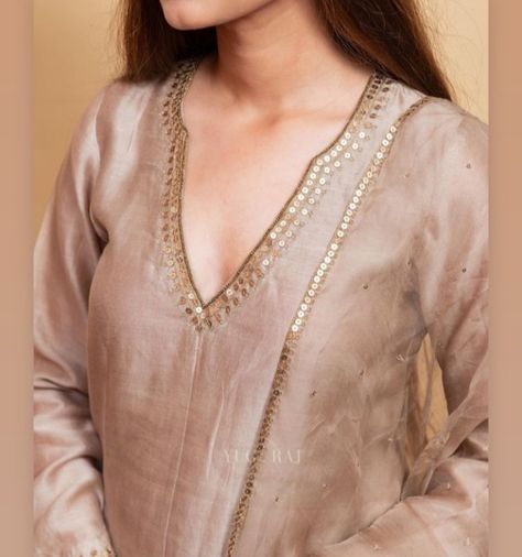 Kurti Detailing Ideas, Kurta Neckline For Women, Indian Kurta Neck Designs, Neckline Designs For Kurtis, Indian Suit Designs Neckline, Necklines For Suits Indian, Indian Suit Neckline, Kurta Necks For Women, Chanderi Suit Designs Indian Style