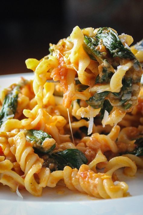 Tomato Spinach Pasta, Vegetarian Pasta Recipes Easy, Chipotle Pasta, Tomato Spinach, Spiral Pasta, Easy Pasta Dinner, Vegetarian Main Dishes, Cheesy Pasta, Spinach Pasta