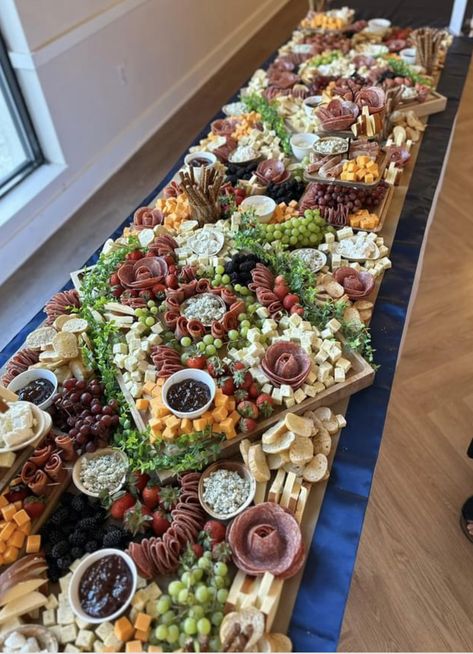 Salad Party Ideas, Bring A Board Night, Yard Party Ideas, Meet And Greet Ideas, Christmas Drinks Party, Bring A Board, Wedding Reception Food Buffet, Wedding Grazing Table, Charcuterie Wedding